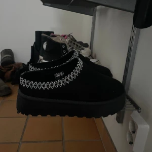 Ugg inspirerade skor - Säljer mina Svarta höga ugg liknande skor. Ser precis ut som Ugg Tazz slipper endast lilla ugg texten som saknas.  Storlek 38 och den är true to size.