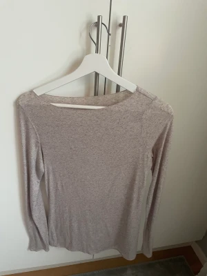 Intimissimi tröja - Säljer denna fina intimissimi tröjan. Super fint skick och aldrig använd. Beige/rosa/lila färg. Storlek M. 🤗