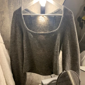 Grå stickad tröja  - En grå stickad tröja i från H&M i storlek s. Den är i bra skick då jag inte har använt den så mycket säljer pga att jag inte använder den 