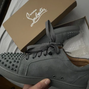 Gråa loubs - Gråa loubs använda 2 gånger innan vintern, box och dustbag följer me, !rep! Kom priv för fler bilder Inga byten priset är fast