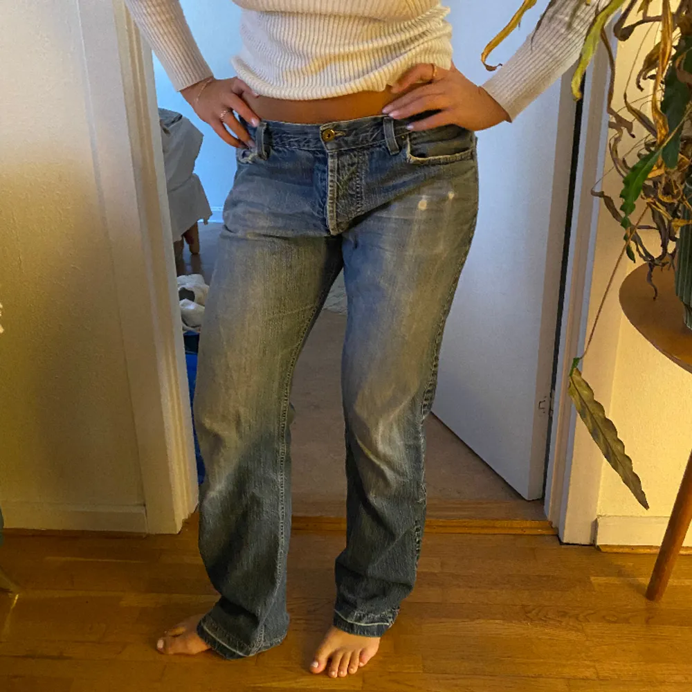 Low waist jeans, köpta second hand men i bra skick! Modellen är 166cm och de är lite för långa på henne 🫶🏼skulle säga att de passar en M-L som är runt 170cm ungefär ❤️. Jeans & Byxor.