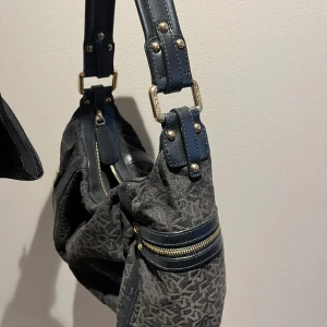 DNKY väska  - Köpt på secondhand men har tyvärr aldrig kommit till användning. I väldigt fint skick🤩