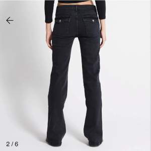 Jätte fina jeans från lager 157. Nypris 400kr Säljer för 290+frakt Det är storlek S och i den långa längden.