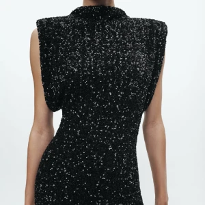 Zara paljettklänning - Paljettklänningen från Zara som blivit helt slutsåld. Helt ny och oanvänd, lapparna sitter kvar. Perfekt till nyår!!  Str: S  ANVÄND EJ ”köp nu”, budgivning från 699kr. Bud är bindande.