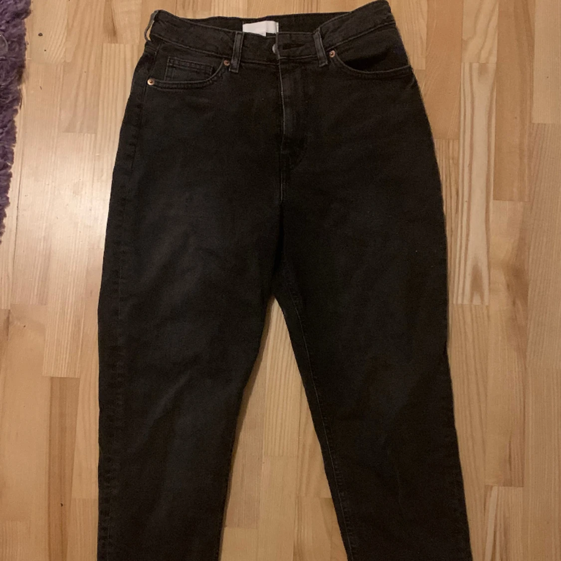 svarta högmidjade jeans
