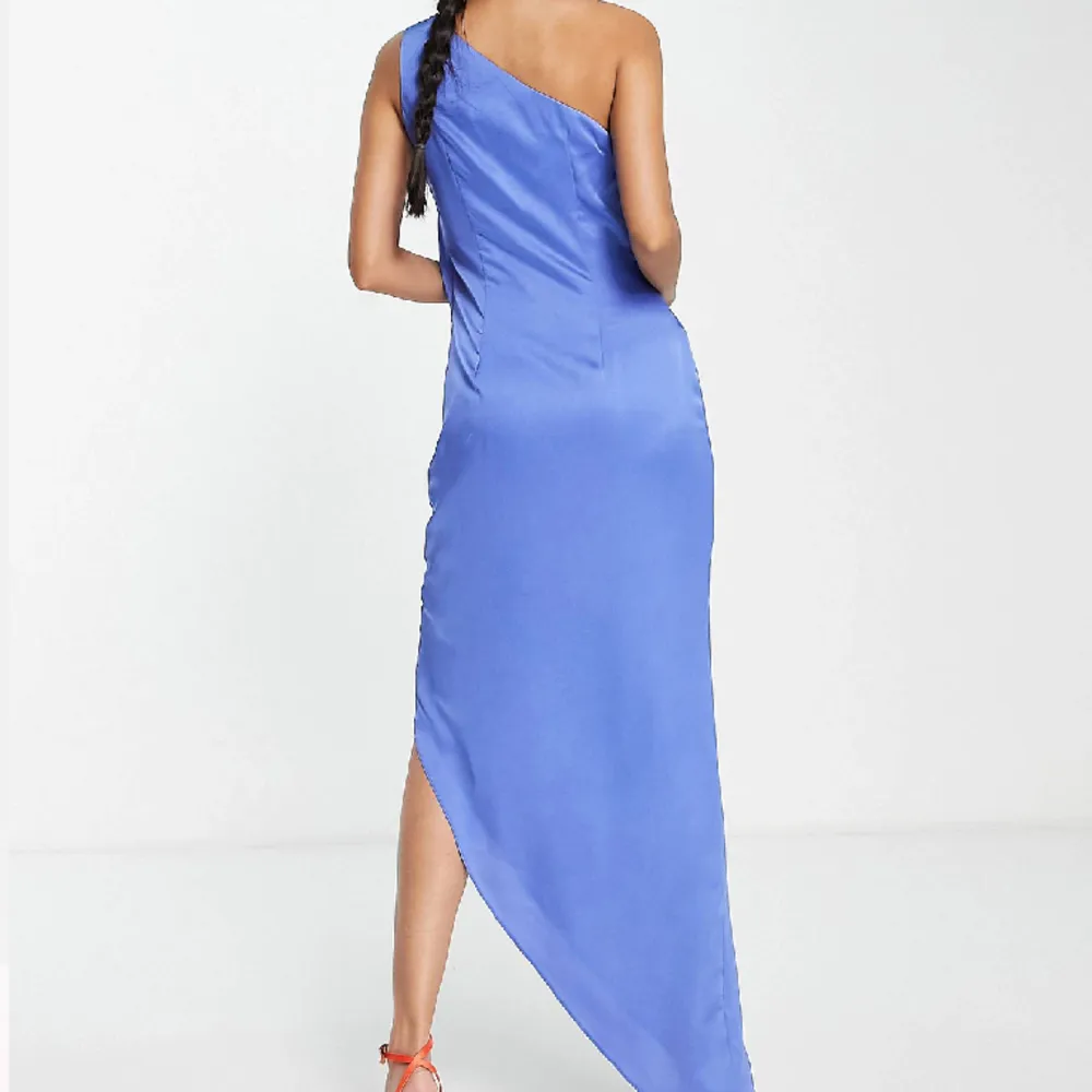 Slutsåld populär Asos klänning, storlek M💙. Klänningar.