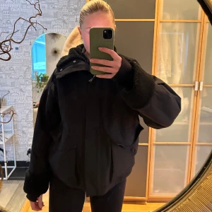 &Other stories jacka  - &Other stories jacka i strl 36. Knappt använd och det är fluffigt material i hela jackan. 