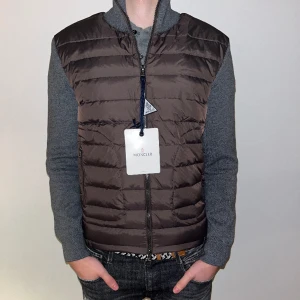 Moncler cardigan - Moncler cardigan ny oandvänd.