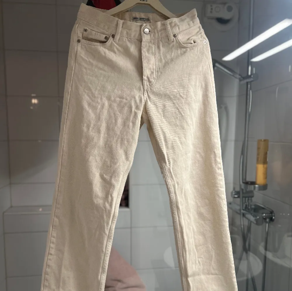 Ett par riktigt snygga beige jeans i storlek 27/30. Dem är i nyskick köpt för 6 månader sedan. Nypris 599kr, mitt pris 150kr. Jeans & Byxor.