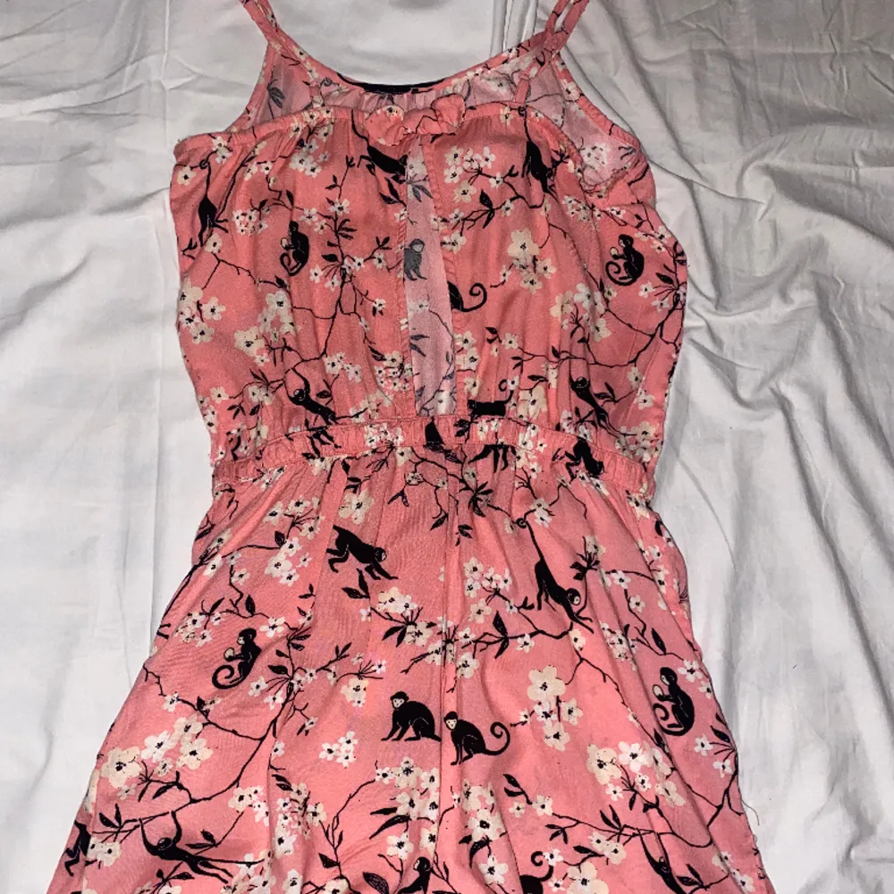 Säljer denna söta dress med blommönster i storlek xs-s då den för tillfället inte passar just min stil, sparsamt använd och perfekt till sommaren 💕. Blusar.