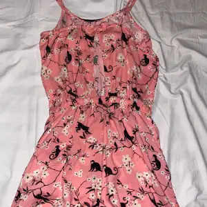 Säljer denna söta dress med blommönster i storlek xs-s då den för tillfället inte passar just min stil, sparsamt använd och perfekt till sommaren 💕