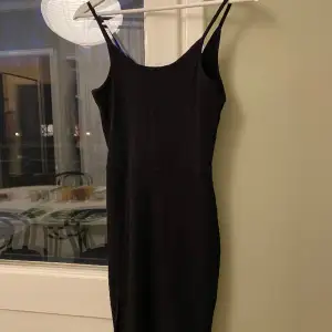 Ribbad svart miniklänning med slits. Perfekt till nyår! Storlek XS, men passar även S. Något djupare i ryggen⭐️