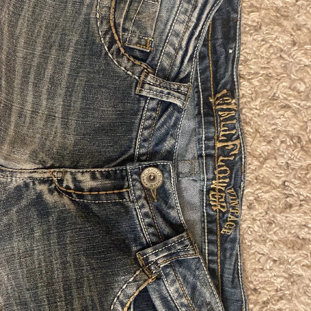 Säljer dessa super snygga low waist bootcut jeans som tyvärr är förstora för mig :(( de är i storlek 7 står det men midjemåttet är ungefär 40 och innerbenet är typ 78💕. Jeans & Byxor.