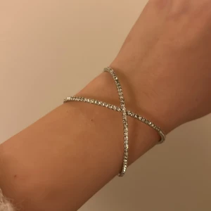 Armband - Helt nytt armband. Guess armband köpt på Sellpy. Mycket fin och har inte defekter 💗