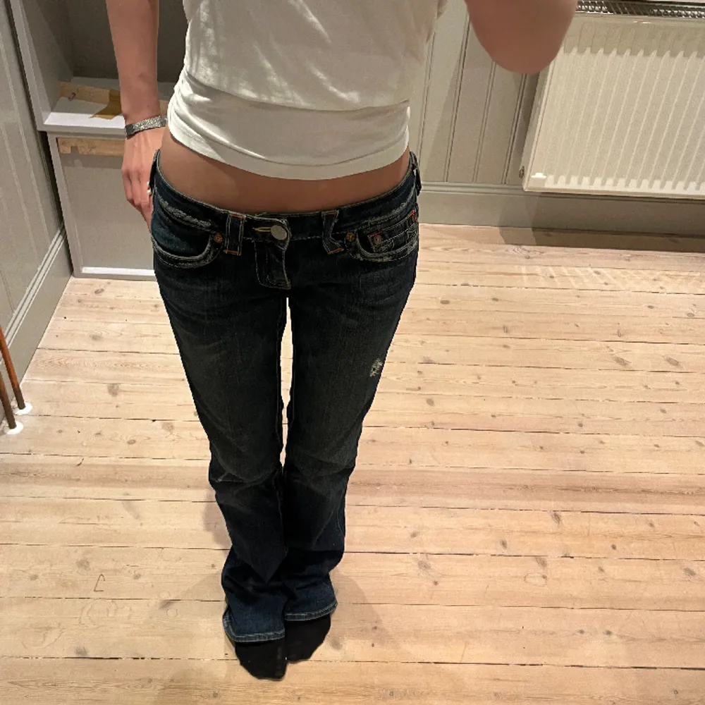 As coola mycket lågmidjade mörkblåa true religon jeans! Dom ser inte jätte bootcut ut på bilden men det är därför de är för långa för mig vilket också är anledningen till varför jag säljer. Köpt second hand för 1000kr. Jeans & Byxor.