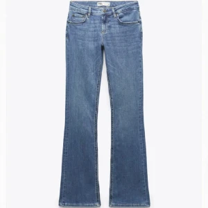 Zara lowwaist bootcut  - Säljer dem populära zara bootcut jeansen, lågmidja. Nyskick, skriv för föer bilder🤗 
