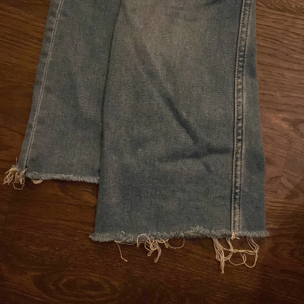 Dessa jeans som jag älskar otroligt mycket så det är både bekväma men också väldigt snygga ❤️det har fin detalj på bakfickan och är både low waist och bootcut, dessa är perfekta nu till vintern men och när våren kommer 🌸❄️ kan sänka mig i pris så kontakta. Jeans & Byxor.