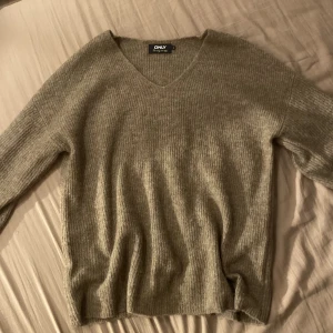 Only stickadtröja  - Säljer min stickade beiga tröja från only eftersom jag inte tycker den passar mig, har användt den en gång inge mer. Tycker tröjan är jätteskön och materialet sticks inte. I ny skick💕💕