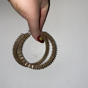 Stora statement hoops - Distinkta Hoops som verkligen syns. 