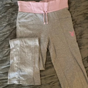 Playboy mjukis - Jättefina Playboy mjukisbyxor. Vikt ner dom på bilderna!! Storlek M.  Midjemått: justerbart Innerbenslängd: ca 74