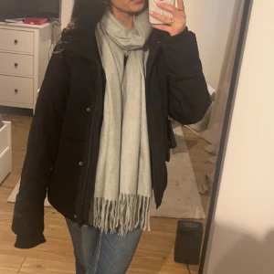 vinterjacka  - en svart vinterjacka från dobber.  varm och endast använd en vinter!! köptes för cirka 1000kr och säljes för 700🤍 står storlek XS men passar mer som en M då den är oversized 🙏🏻