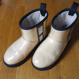 UGG vattentäta i strl36 Innermått 22,5cm  - Mycket fint skick obetydligt använda  Djur-och och rökfritt hem Tveka inte att höra av dig vid några detaljfrågor 