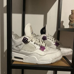 Jordan 4 metallic purple  - Tja, säljer nu mina Jordan 4 metallic purple då dom har blivit för små för mig💫Hör av dig vid fler bilder osv (kvitto finns) dom är ganska använda men fortfarande riktigt snygga⚡️(priset går att diskutera vid seriös affär)🔥