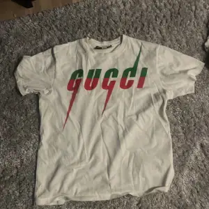 En Gucci t-shirt i näst intill nyskick, knappt använd! Passar M men också L! Säljer den för jag inte använder den. Har inget kvitto så säljer den lite billigare