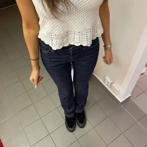 LÅGMIDJADE JEANS FILIPPA K - Lågmidjade blå jeans från Filippa K i storlek S. Modell 175 cm lång, hör av för mått/fler bilder samt frågor! 