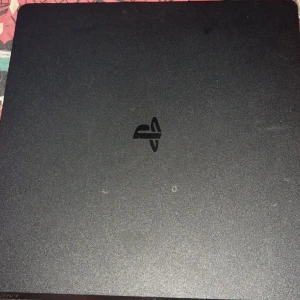 Säljer ps4 slim  - Den är ganska ny och den är i vädigt bra skick och den funkar helt perfekt du får med ström kabbel 