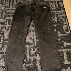 Levis 502 jeans - Grå levis 502 jeans. Skicket är helt okej. 