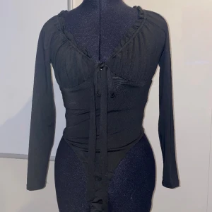 Svart body - Body från FashionNova. Aldrig använd :)