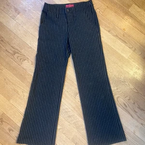 Bershka kostymbyxor  - Snygga lågmidjade kostymbyxor från Bershka.   Storlek 32. Innerlängd ben 70 cm.  Pris kan diskuteras 