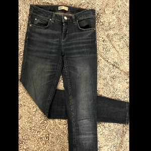 Jeans - Perfect jeans från Ginatricot i storlek 36, stretchiga. Använda typ 3 gånger så är som nya. 