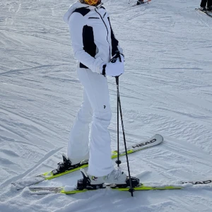 Peak performance jacka - Superfin Peak Performance skidjacka vit. Storlek xs. Endast använd fåtalet gånger så mycket fint skick. Nypris strax över 3500kr. 