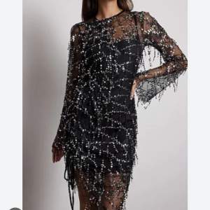 Söker denna klänning från NAKD 1018-010111-0002