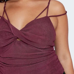 Vinröd topp - Säljer denna vinröda topp stl S. Aldrig använd 