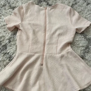 Söt rosa topp - Säljer denna fina rosa topp från hm storlek s andvänt Max 2 gånger 