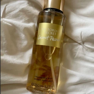 Victoria secret body mist - Säljer min nästan helt oanvända Victoria secret body mist i doften coconut passion då det inte riktigt är min doft. Den är väldigt fräsch i doften och har en stark doft luktar as gott och har en blandning av vanilj lch cocosnöt i sig.❤️