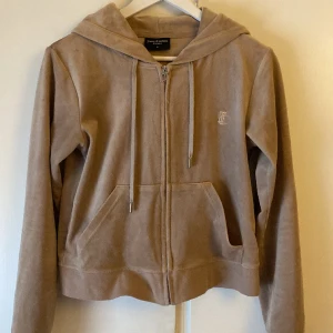 Juicy couture set - Säljer mitt juicy couture set i färgen warm taupe 😍 Byxorna är i strl L och koftan i medium 
