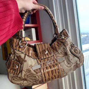 Guessväska✨ - Säljer denna superfina äkta guessväska!❤️❤️ Har lite skav på handtagen (fråga efter bild!) men annars är det i superfint skick!💓💓