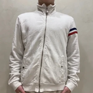 Moncler Zip Up - Hej! Säljer nu min Tröja från märket Moncler, storlek S/XS och är i fint skick. Hör gärna av dig om du har frågor eller funderingar kring varan!