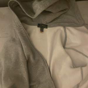En fin grå polo zip hoodie som säljs pga storlek men den är i 9/10 skick Om några frågor så kan ni skicka DM Obs priset är ej ristat i sten!