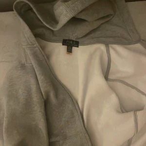 Polo Ralph lauren zip - En fin grå polo zip hoodie som säljs pga storlek men den är i 9/10 skick Om några frågor så kan ni skicka DM Obs priset är ej ristat i sten!