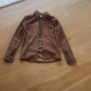 !Solid Manchester Skjorta  - Manchester zip up skjorta från  !Solid. Osäker på nypriset men skulle tippa på 300-400kr. Nästan oanvänd eftersom jag växte ur den väldigt snabbt. 