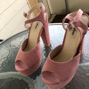 Rosa klackskor i stl 37 - Rosa klackar i stl 37. Klacken är 13 centimeter hög. Finns några små märken i tyget, men inget som är särkilt märkbart när man har på sig dem.