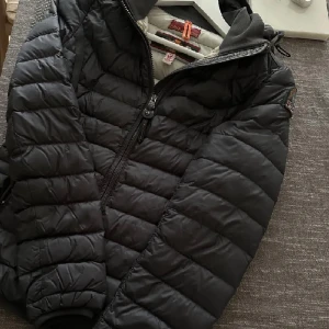 Parajumper jacka  - Hej!! Säljer denna fina parajumper jacka för den kommer ej t användning. Fint skick❤️