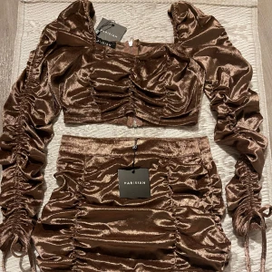 Sammetset  - Superfint set i sammet från Nelly i färgen mocha. Aldrig använt, nyskick. Säljer pga för liten🤎