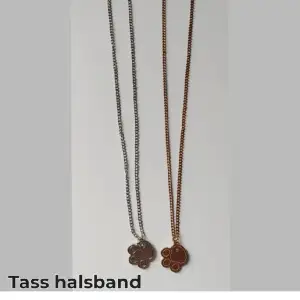 Två stycken halsband i metall som liknar silver och brons. För små för mig därför säljer jag dem passar mindre halsar, omkretsen runt halsbandet är cirka 39 cm runt halsen. Båda i bra skick, men silvriga är lite repig. 8 kr st men kan diskutera pris! 😊