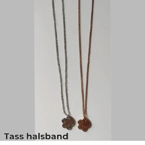 Två tass halsband 🐾 - Två stycken halsband i metall som liknar silver och brons. För små för mig därför säljer jag dem passar mindre halsar, omkretsen runt halsbandet är cirka 39 cm runt halsen. Båda i bra skick, men silvriga är lite repig. 8 kr st men kan diskutera pris! 😊